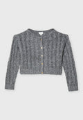 Grau gestrickte Strickjacke mit geripptem Muster, verkürzter Länge, runder Ausschnitt und goldenen Knöpfen vorne.