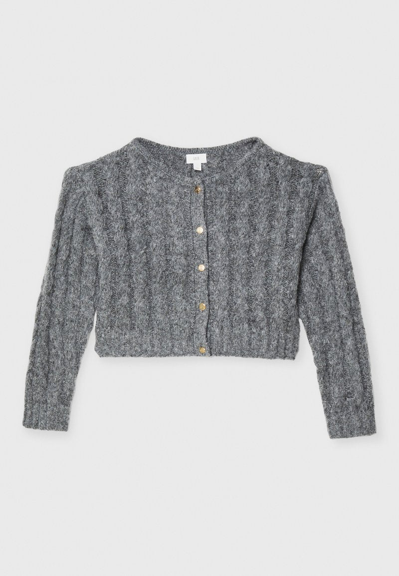 Grau gestrickte Strickjacke mit geripptem Muster, verkürzter Länge, runder Ausschnitt und goldenen Knöpfen vorne.