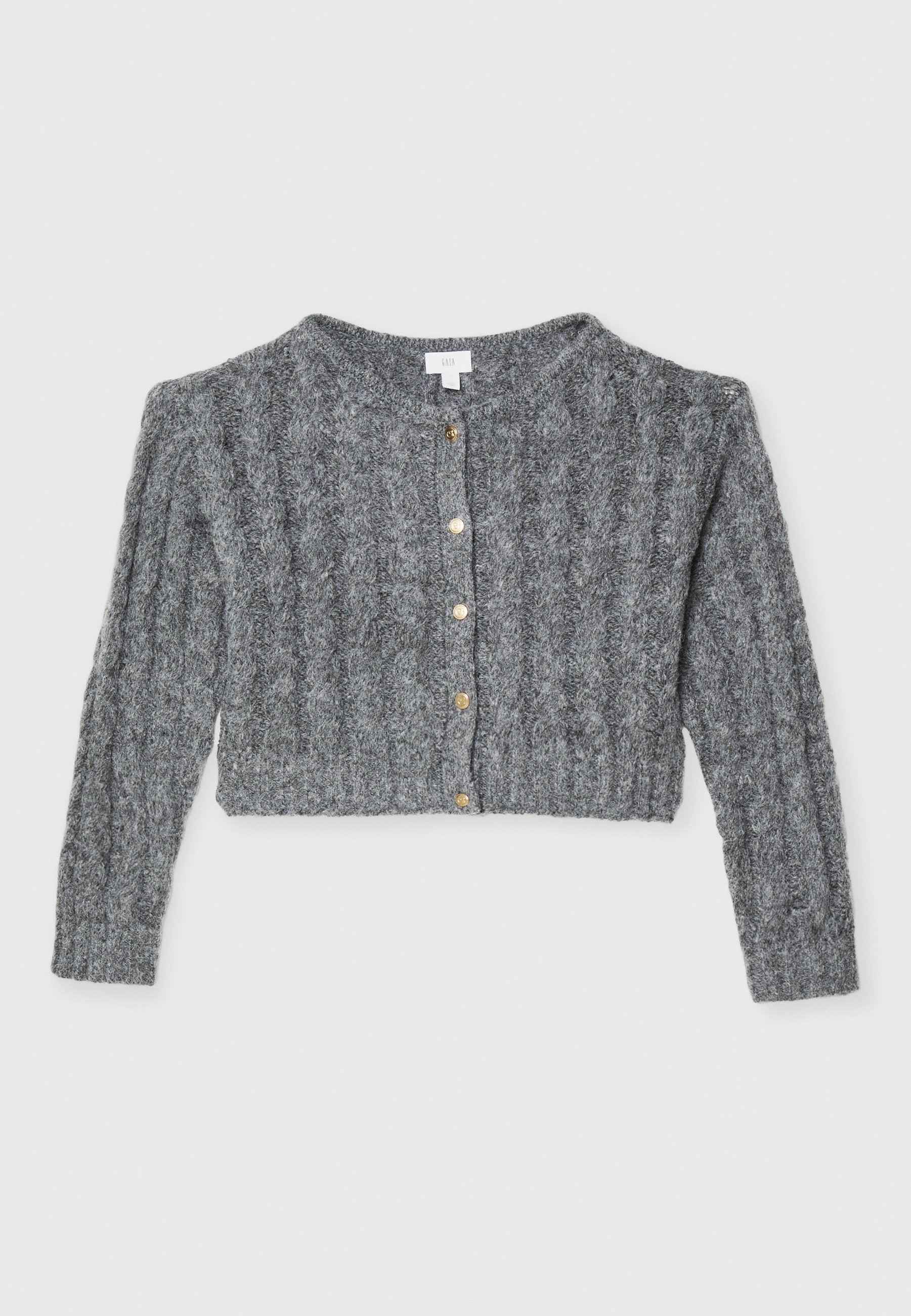 Grau gestrickte Strickjacke mit geripptem Muster, verkürzter Länge, runder Ausschnitt und goldenen Knöpfen vorne.