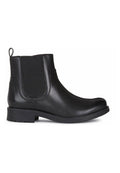 Schwarze Leder-Stiefelette mit elastischen Seiteneinsätzen, glatter Oberfläche, runder Zehenpartie und niedrigem Blockabsatz. Mit einer Zuglasche an der Rückseite.
