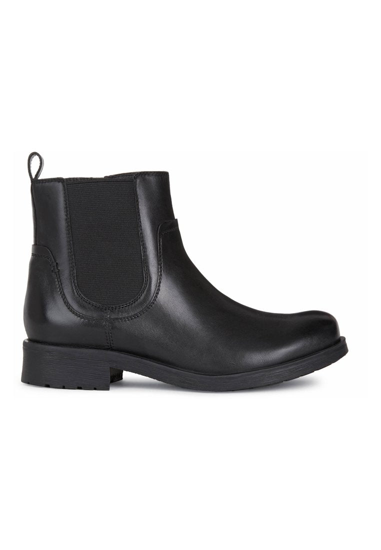 Schwarze Leder-Stiefelette mit elastischen Seiteneinsätzen, glatter Oberfläche, runder Zehenpartie und niedrigem Blockabsatz. Mit einer Zuglasche an der Rückseite.