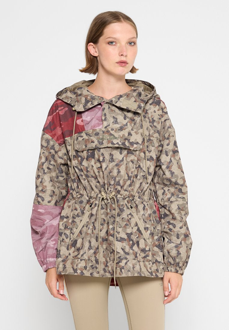 Leichte, gemusterte Anorakjacke in gedämpften Erdtönen; verfügt über einen Kordelzug in der Taille, eine große Kapuze und Kängurutaschen.