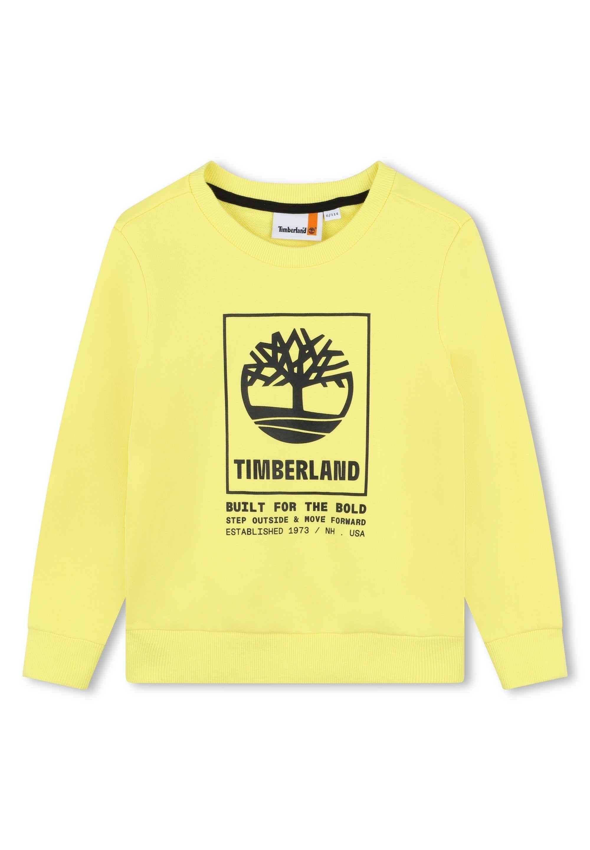 Gelbes Sweatshirt aus weichem Material mit einem schwarzen Grafikdesign eines Baumes und dem Text: "TIMBERLAND BUILT FOR THE BOLD", mit gerippten Bündchen.