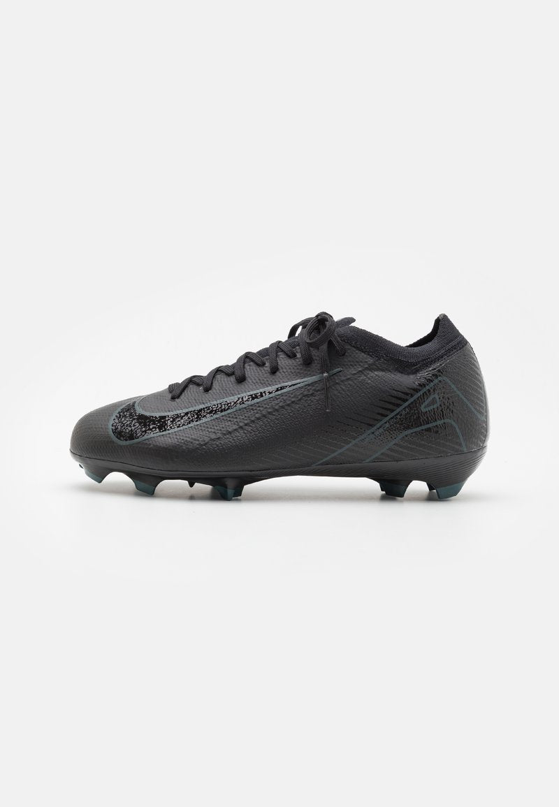 Schwarze Fußballschuhe mit strukturiertem Obermaterial, schlankem Design, markantem Swoosh-Logo und blauen Akzenten an der Sohle und der Seite.
