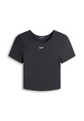 Schwarzes, kurzärmeliges, bauchfreies T-Shirt mit rundem Ausschnitt und kleinem weißen "tommy jeans"-Logo in der Mitte der Brust.