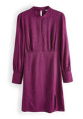 Langes, lila Kleid mit subtilen Leopardenmustern, hohem Halsauschnitt, Falten vorne, gerafftem Bund, weiten Bündchen und seitlichem Schlitz.