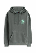 Grauer Kapuzenpullover mit Fronttasche und grünem, rundem Logo mit der Aufschrift "The American Outdoors California State" auf der Brust.