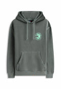 Grauer Kapuzenpullover mit Fronttasche und grünem, rundem Logo mit der Aufschrift "The American Outdoors California State" auf der Brust.