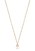 Halskette aus Roségold mit einer feinen Kette und einem runden Anhänger, der ein einfaches Design und subtile Details zeigt.