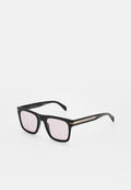 Schwarze rechteckige Sonnenbrille mit hellrosa Gläsern und feinen goldenen Details an den Bügeln, vor weißem Hintergrund.