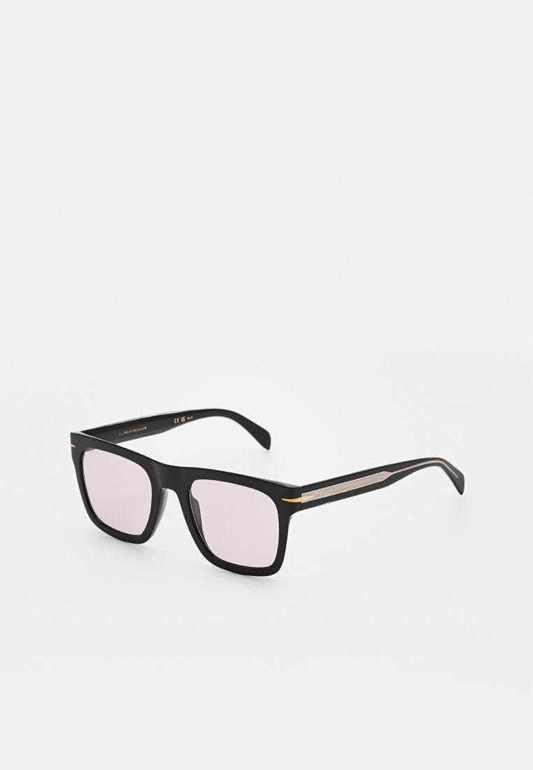 Schwarze rechteckige Sonnenbrille mit hellrosa Gläsern und feinen goldenen Details an den Bügeln, vor weißem Hintergrund.