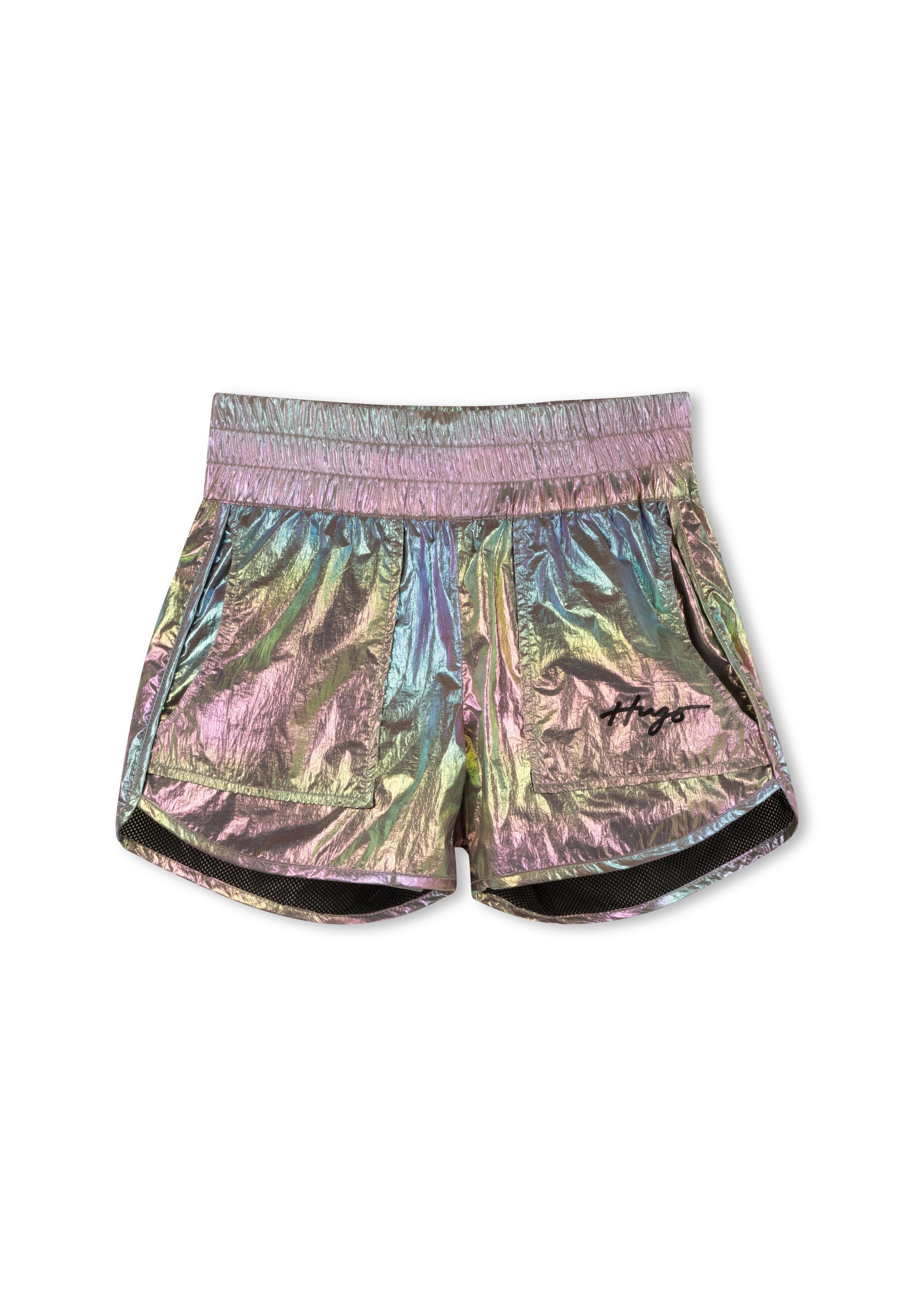 Holografische Shorts mit einem elastischen Bund, ausgestattet mit zwei Seitentaschen und einem schwarzen Logo-Akzent, die eine glänzende, reflektierende Textur zeigen.