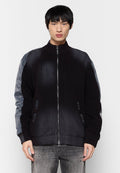 Schwarze Strick-Bomberjacke mit grauen Einsätzen, Reißverschluss, geripptem Kragen und Taschen. Strukturierter Stoff sorgt für einen Kontrast im Design und in der Farbe.