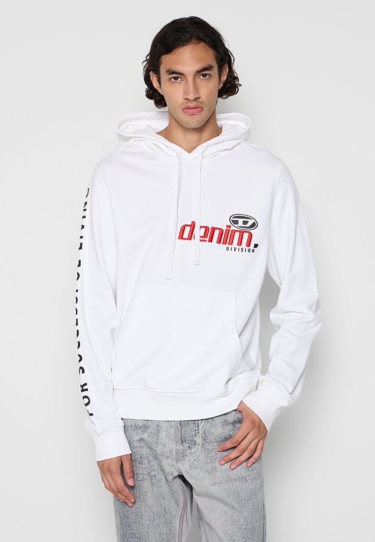 Weißer Kapuzenpullover aus weichem Stoff mit einer Kängurutasche. Mit rotem "Denim"-Logo auf der Brust und Text auf dem linken Ärmel.