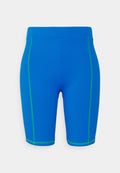 Blaue gerippte Shorts mit grünen kontrastierenden Nähten, die eine taillierte Silhouette und einen breiten elastischen Bund aufweisen. Glatte Textur und knielanger Schnitt.