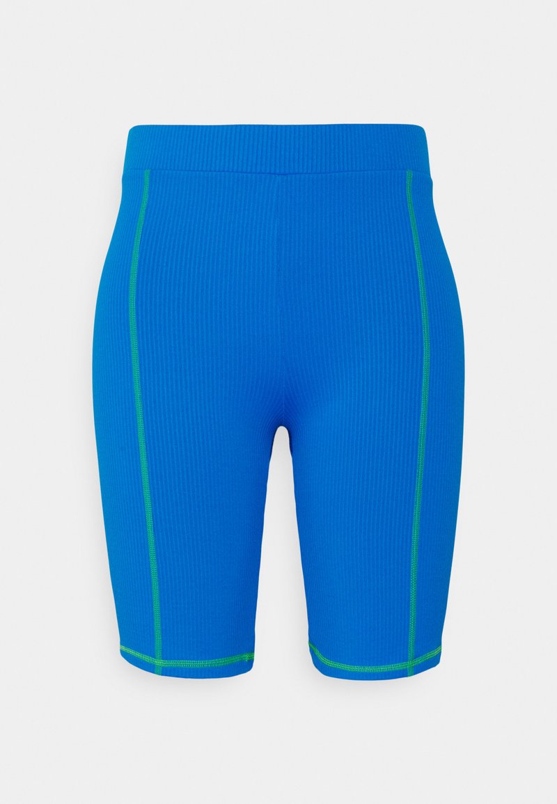 Blaue gerippte Shorts mit grünen kontrastierenden Nähten, die eine taillierte Silhouette und einen breiten elastischen Bund aufweisen. Glatte Textur und knielanger Schnitt.