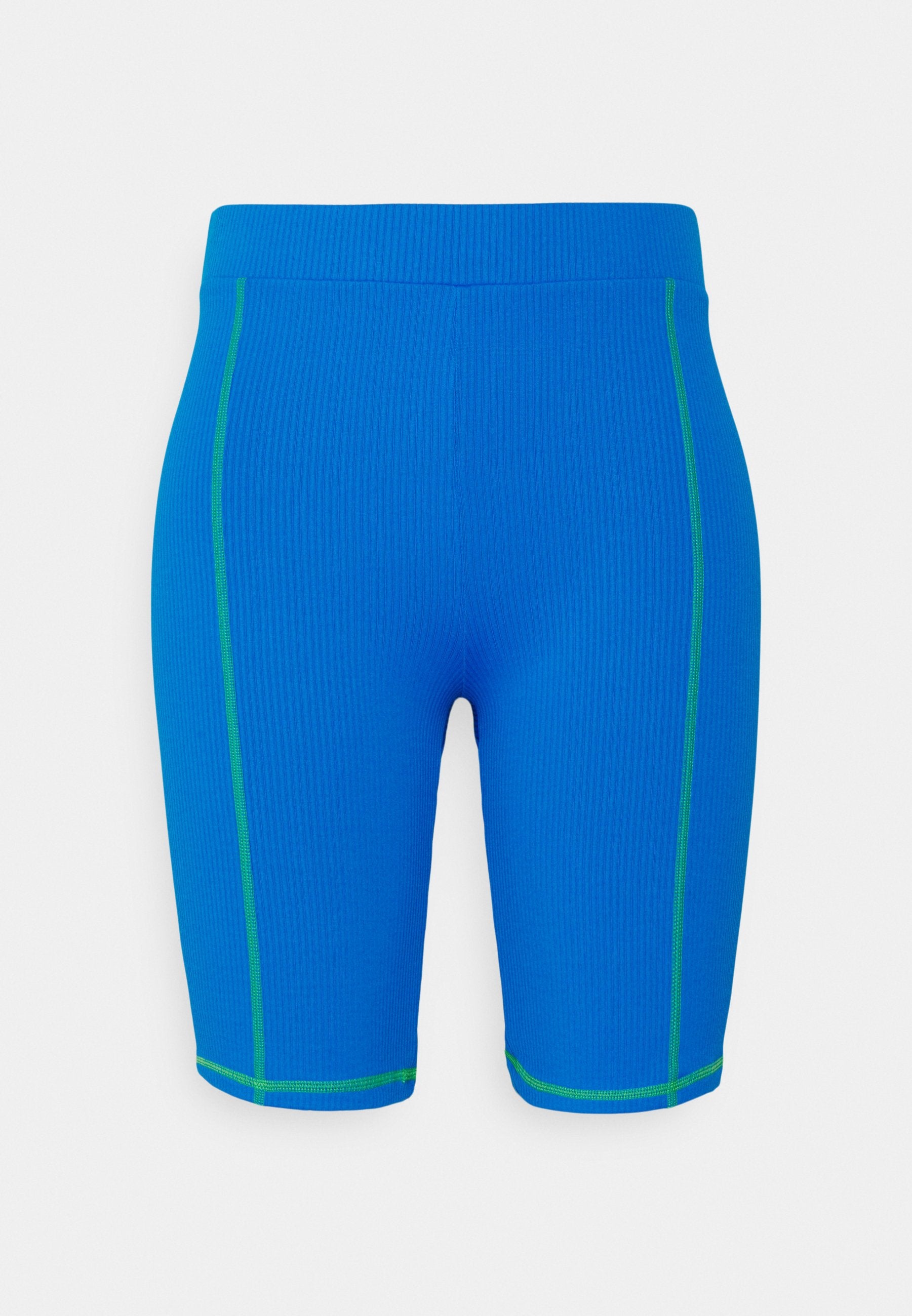 Blaue gerippte Shorts mit grünen kontrastierenden Nähten, die eine taillierte Silhouette und einen breiten elastischen Bund aufweisen. Glatte Textur und knielanger Schnitt.