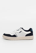 Weiße und marineblaue Sneakers aus Leder und Wildleder, mit einer perforierten Zehenpartie, runden Schnürsenkeln und einer strukturierten Gummisohle. Verstärkter Fersenbereich.