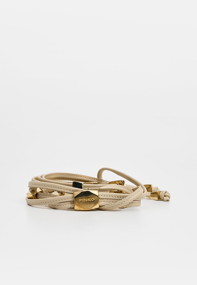 Beiger geflochtener Lederarmband mit goldenen Hardware-Akzenten und einer zentralen Logo-Medaille, die eine strukturierte Oberfläche und glatte Kanten aufweist.
