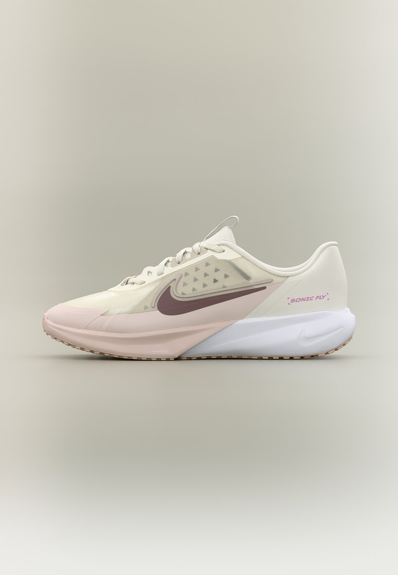 Hellbeiger und rosa Nike-Laufschuh mit burgunderrotem Swoosh und dem Schriftzug "SONIC FLY", Seitenansicht vor neutralem Hintergrund.