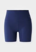 Marineblaue, hochgeschnittene Sportshorts aus dehnbarem Gewebe. Sie verfügen über ein nahtloses Design und ein kleines graues Logo am Bund.