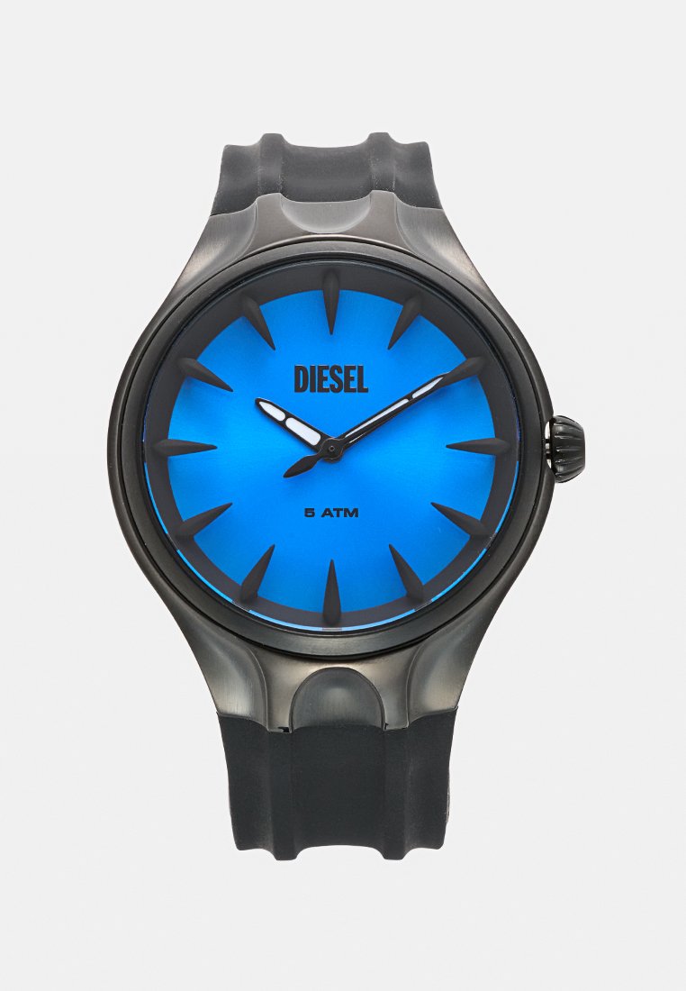 Schwarze Diesel-Armbanduhr mit leuchtend blauem Zifferblatt, schwarzen Stundenmarkierungen, weißen und schwarzen Zeigern und schwarzem Kautschukarmband, zeigt 10:08 Uhr.