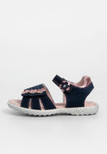 Blaue Denim-Sandalen mit pinken Akzenten, floralen Details und einem verstellbaren Riemen. Strukturierte weiße Gummisohle für besseren Halt.