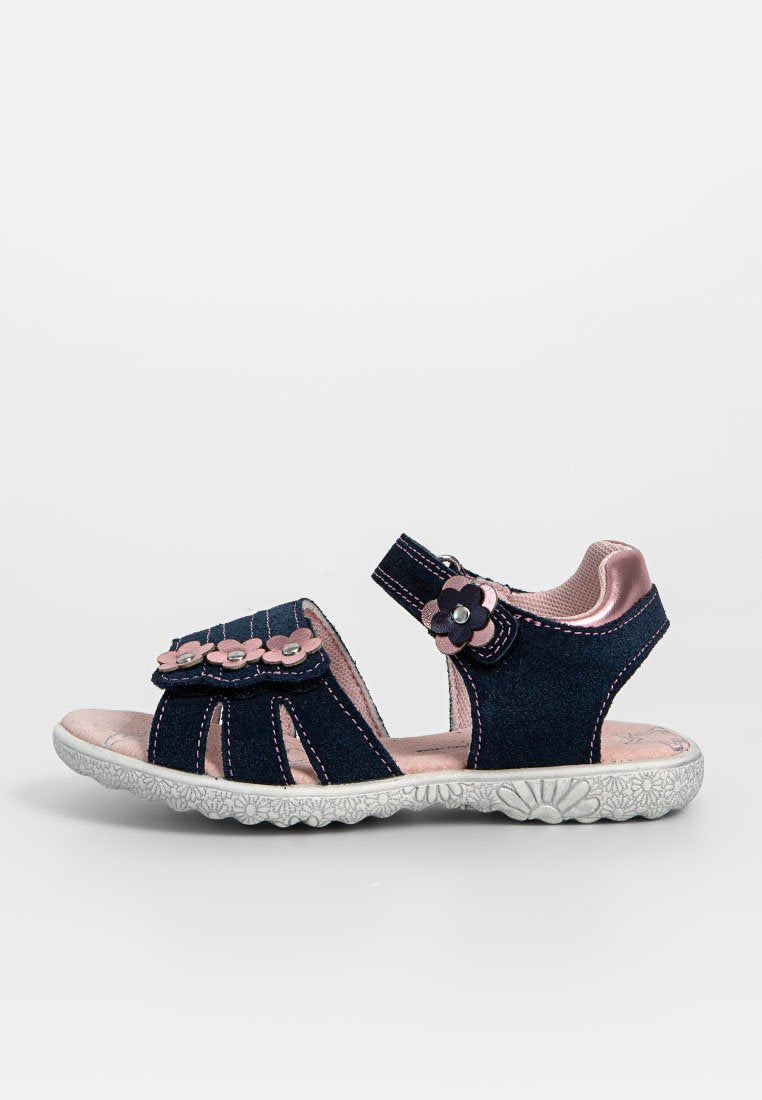 Blaue Denim-Sandalen mit pinken Akzenten, floralen Details und einem verstellbaren Riemen. Strukturierte weiße Gummisohle für besseren Halt.