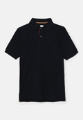 Navy-Polo-Shirt aus Baumwolle, ausgestattet mit einem klassischen Kragen, zwei Knöpfen und dezenten roten und gelben Streifen am inneren Halsauschnitt.