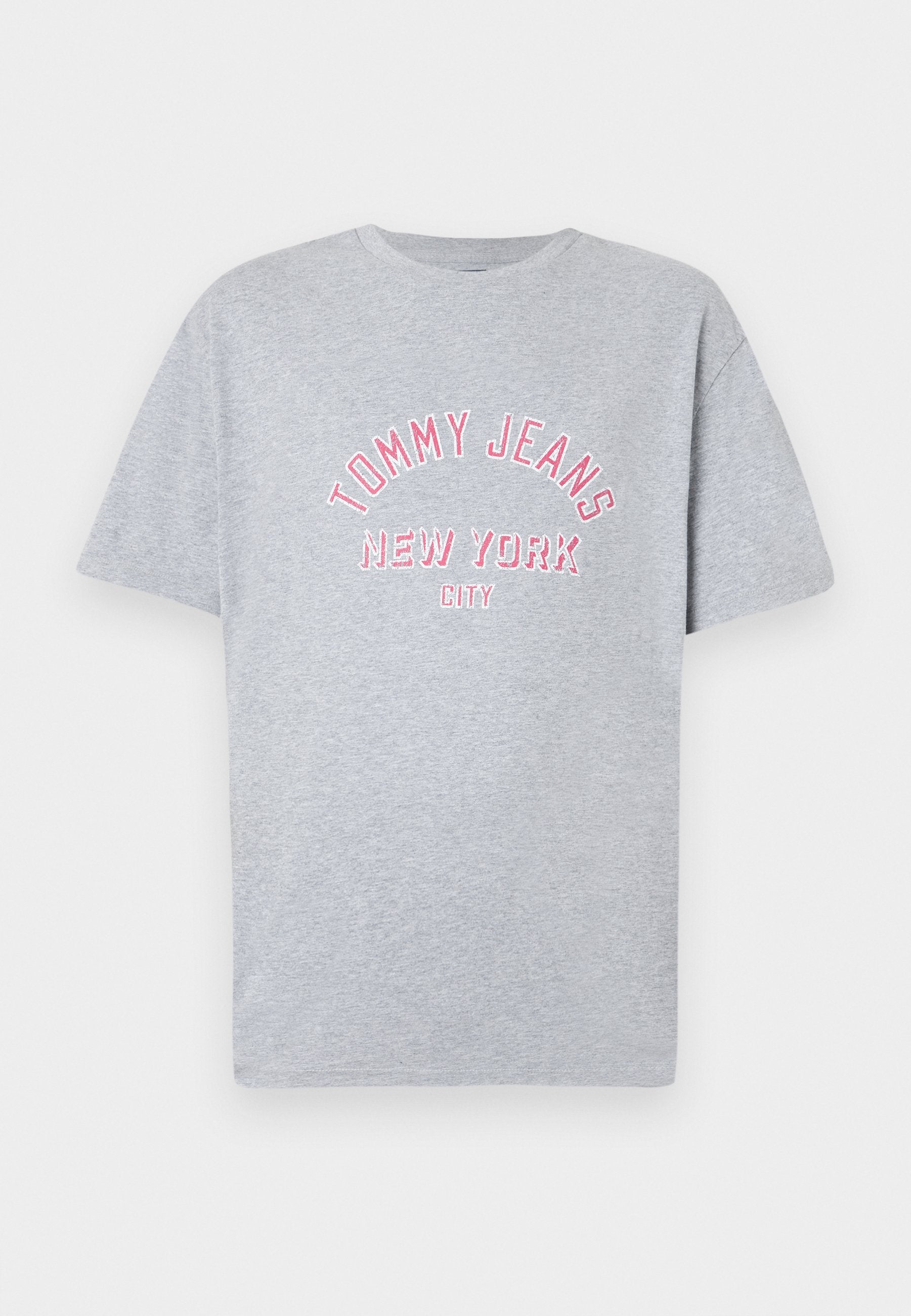 Graues Baumwoll-T-Shirt mit kurzen Ärmeln und Rundhalsausschnitt. In der Mitte steht gestickter Text "TOMMY JEANS NEW YORK CITY" in Pink.