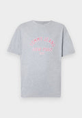 Graues Baumwoll-T-Shirt mit kurzen Ärmeln und Rundhalsausschnitt. In der Mitte steht gestickter Text "TOMMY JEANS NEW YORK CITY" in Pink.