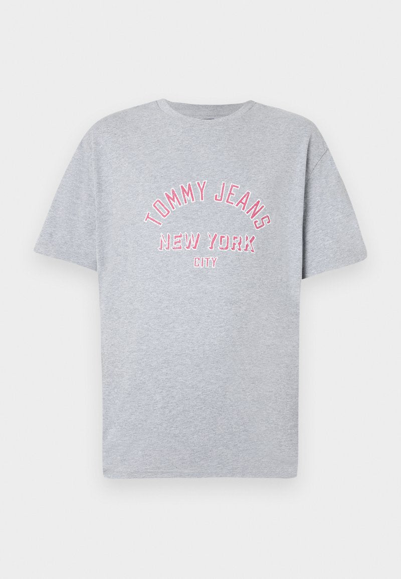 Graues Baumwoll-T-Shirt mit kurzen Ärmeln und Rundhalsausschnitt. In der Mitte steht gestickter Text "TOMMY JEANS NEW YORK CITY" in Pink.