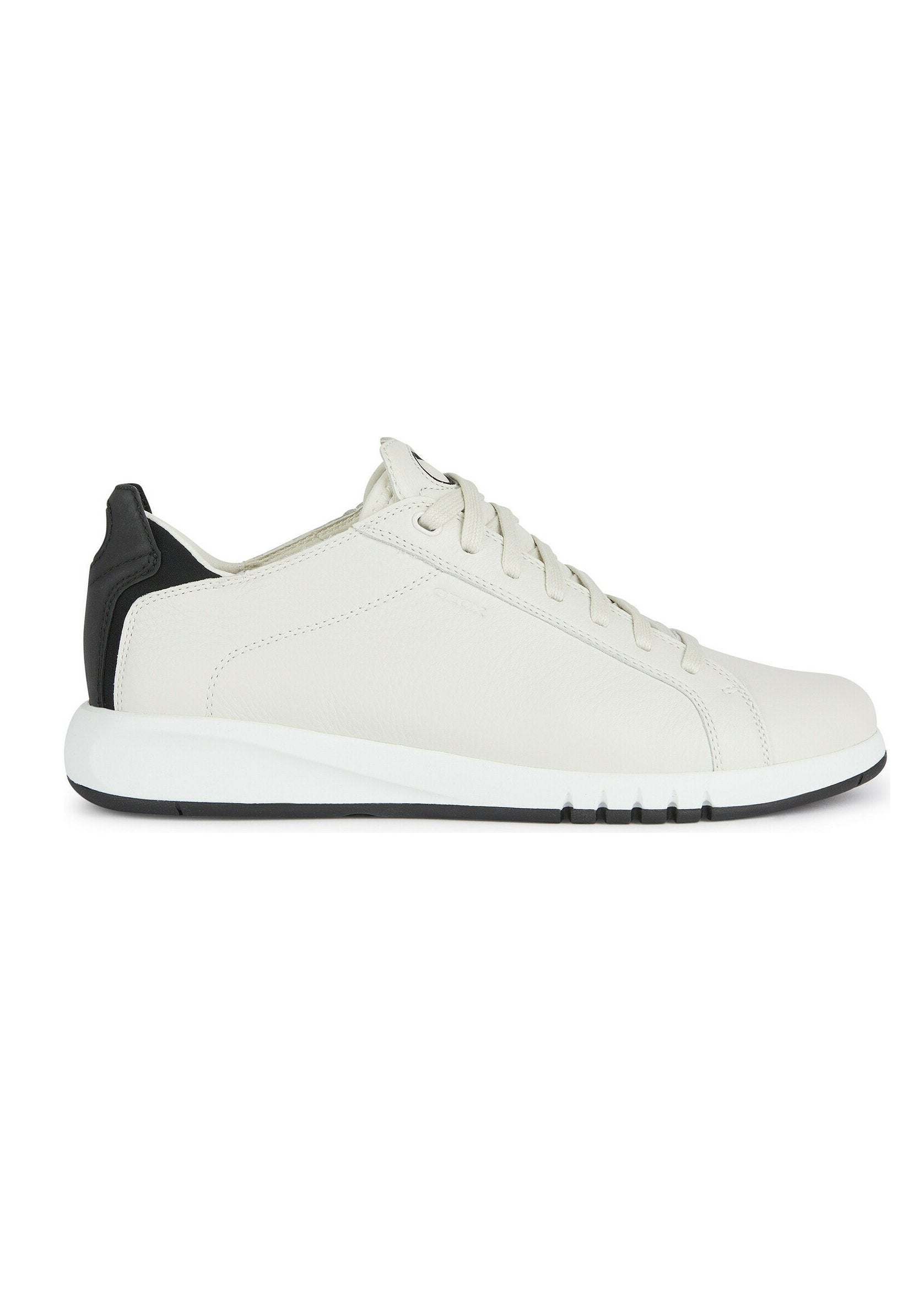 Weiße Ledersneaker mit einem schwarzen Fersenakzent, Schnürdesign und einer flexiblen weißen Gummisohle mit subtilen Rillen für besseren Halt.