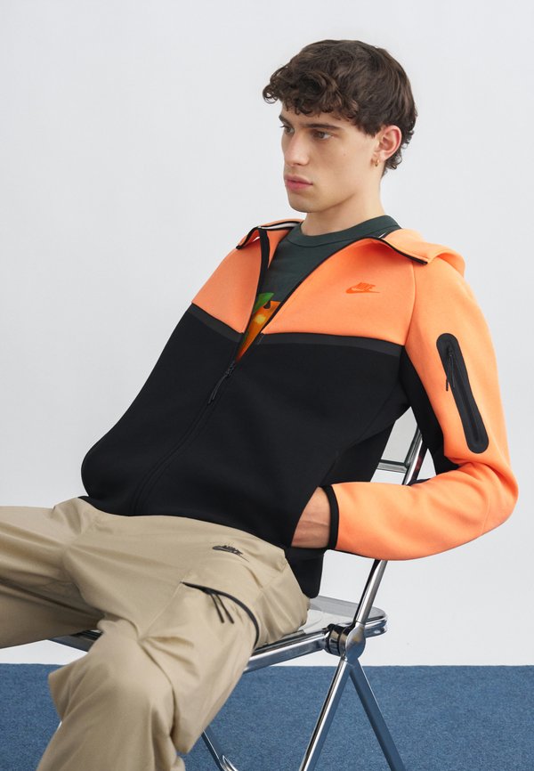 Nike Sportswear Fleece jacket - orange frost/black