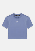 Blaues Sport-T-Shirt aus glattem Stoff mit kurzen Ärmeln, Rundhalsausschnitt und einem kleinen weißen Nike-Swoosh-Logo auf der Vorderseite.