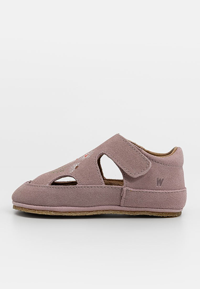 Rosa Wildleder-Sandale mit Ausschnitt-Design, Velcro-Riemen und einer strukturierten Gummisohle. Verziert mit floralen Stickereien auf dem Obermaterial.