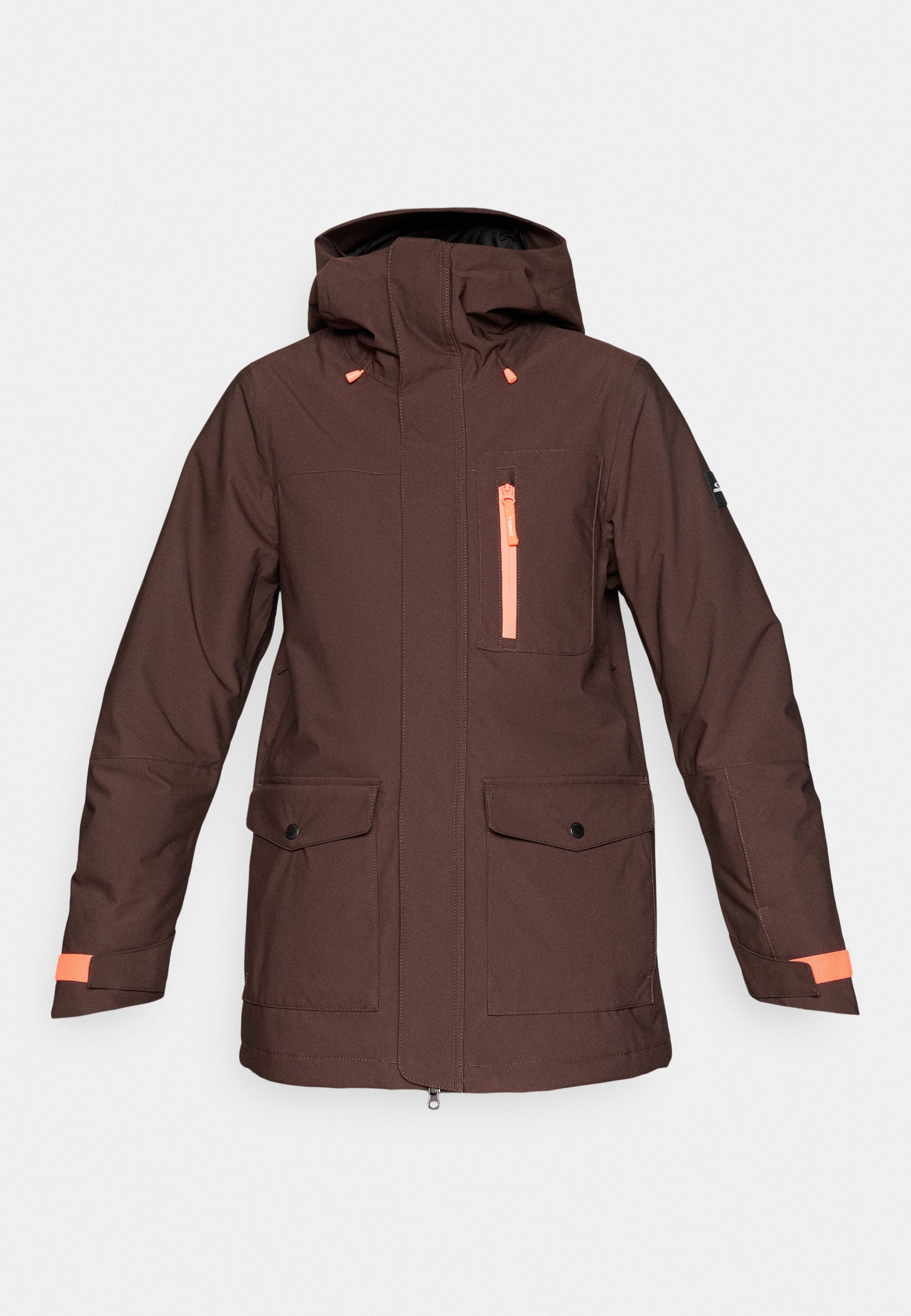 Braune wasserdichte Jacke mit Kapuze, ausgestattet mit zwei Fronttaschen, einer orangefarbenen mit Reißverschluss versehenen Brusttasche und orangen Akzenten an den Bündchen.