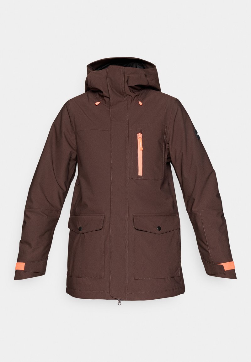 Braune wasserdichte Jacke mit Kapuze, ausgestattet mit zwei Fronttaschen, einer orangefarbenen mit Reißverschluss versehenen Brusttasche und orangen Akzenten an den Bündchen.