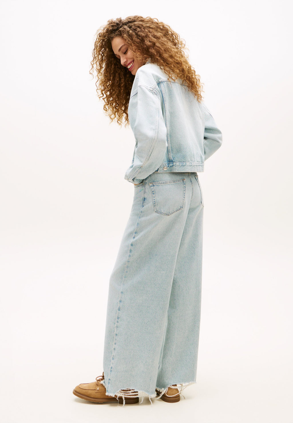 FADED RELAXED DENIM TRUCKER JACKET Media 4