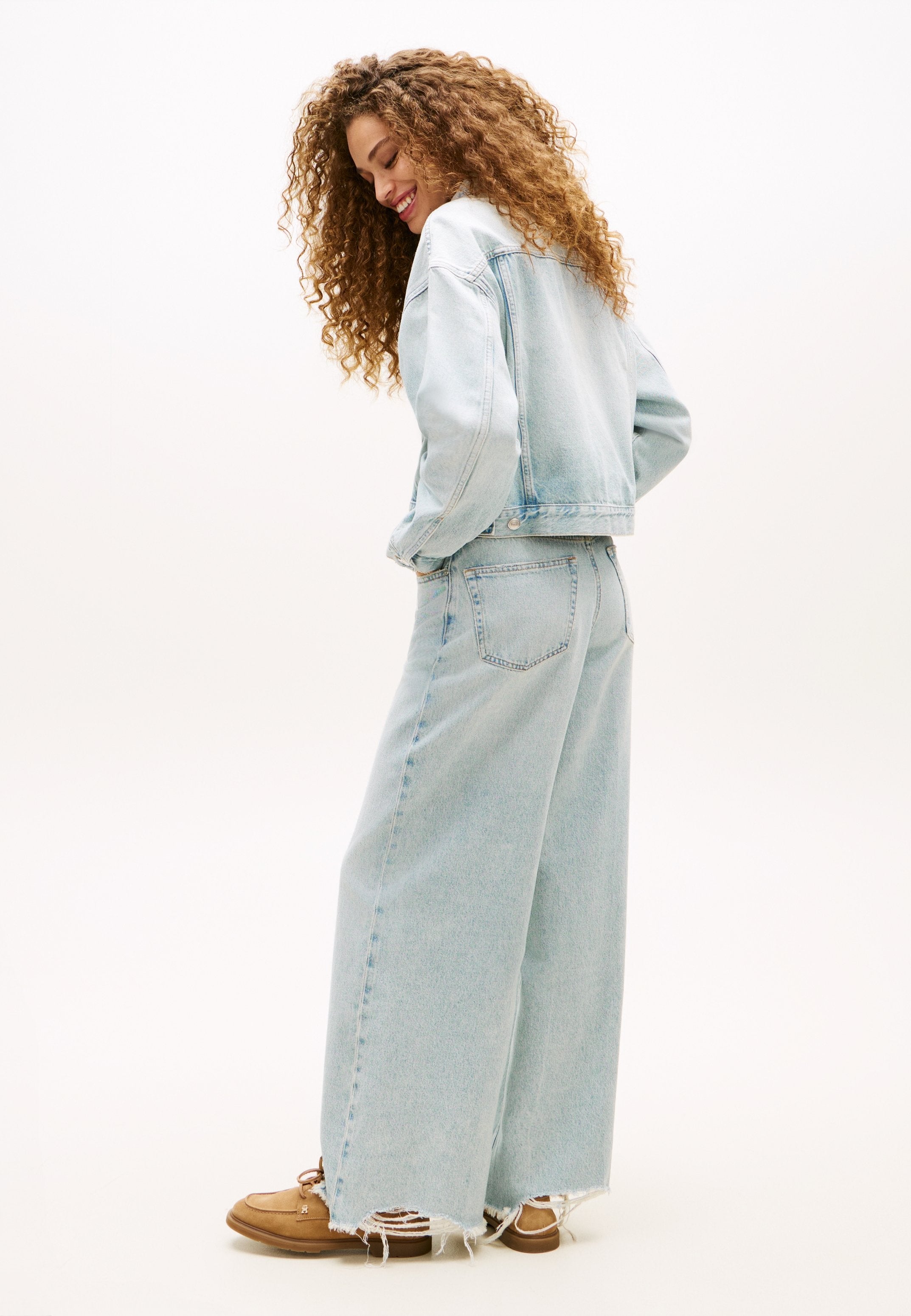 FADED RELAXED DENIM TRUCKER JACKET Media 4