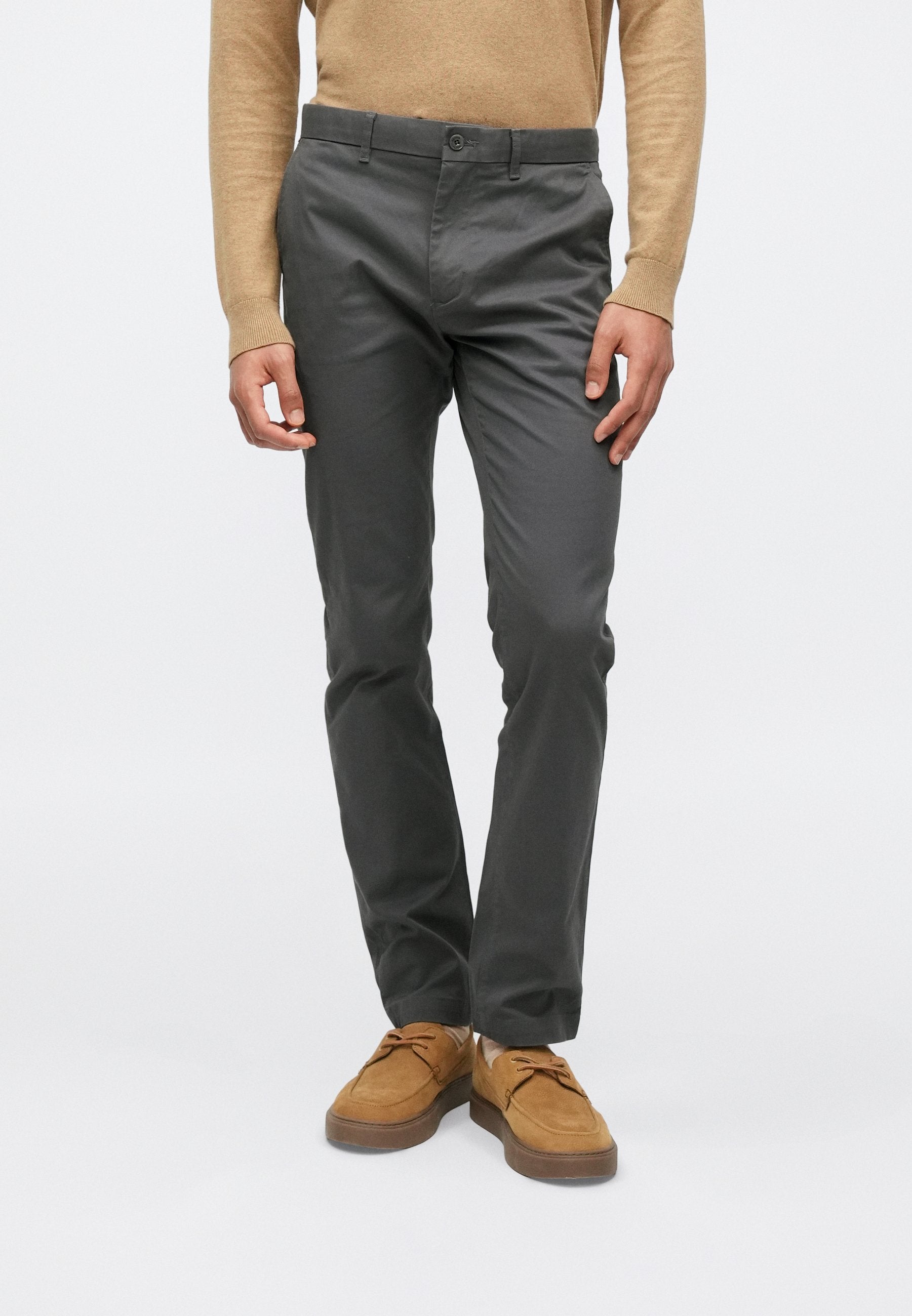 1985 BLEECKER SLIM FIT CHINOS Media 3