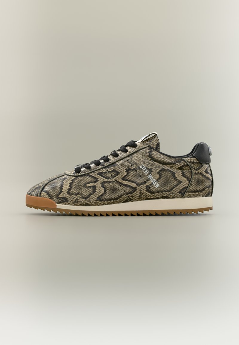 Sneaker mit braun-schwarzem Schlangenledermuster, schwarzen Schnürsenkeln, weißer Zwischensohle mit brauner Außensohle und dem Schriftzug "Steve Madden" an der Seite.