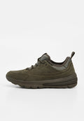 Olivgrüner Low-Top-Sneaker mit strukturierter Sohle, gepolstertem Kragen, Schnürung vorne und Zuglasche an der Ferse, von der Außenseite gezeigt.
