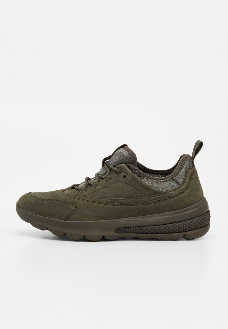 Olivgrüner Low-Top-Sneaker mit strukturierter Sohle, gepolstertem Kragen, Schnürung vorne und Zuglasche an der Ferse, von der Außenseite gezeigt.