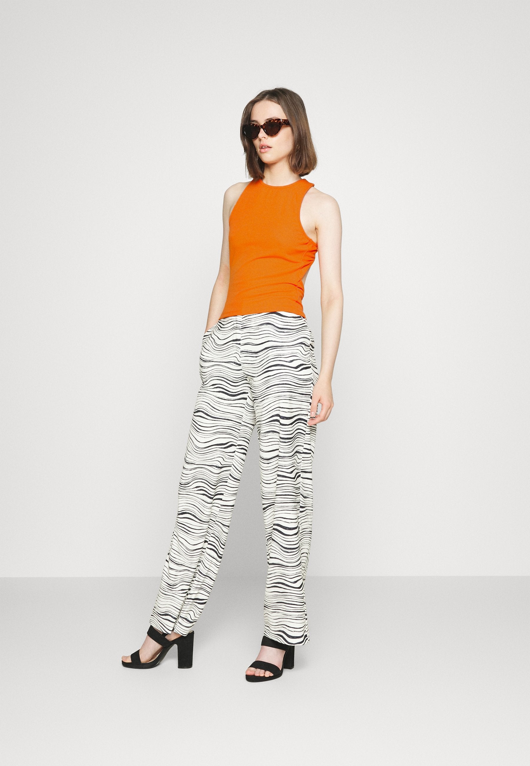 NA-KD FEMMEBLK CROSSED BACK TOP