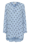 Hellbluse mit V-Ausschnitt, langen Ärmeln und lockerer Passform. Mit einem floralen Muster in Dunkelblau und einem leicht strukturierten Stoff versehen.