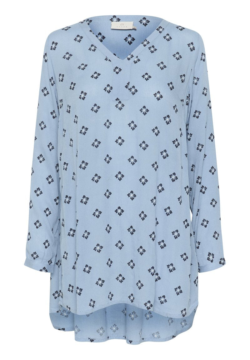 Hellbluse mit V-Ausschnitt, langen Ärmeln und lockerer Passform. Mit einem floralen Muster in Dunkelblau und einem leicht strukturierten Stoff versehen.