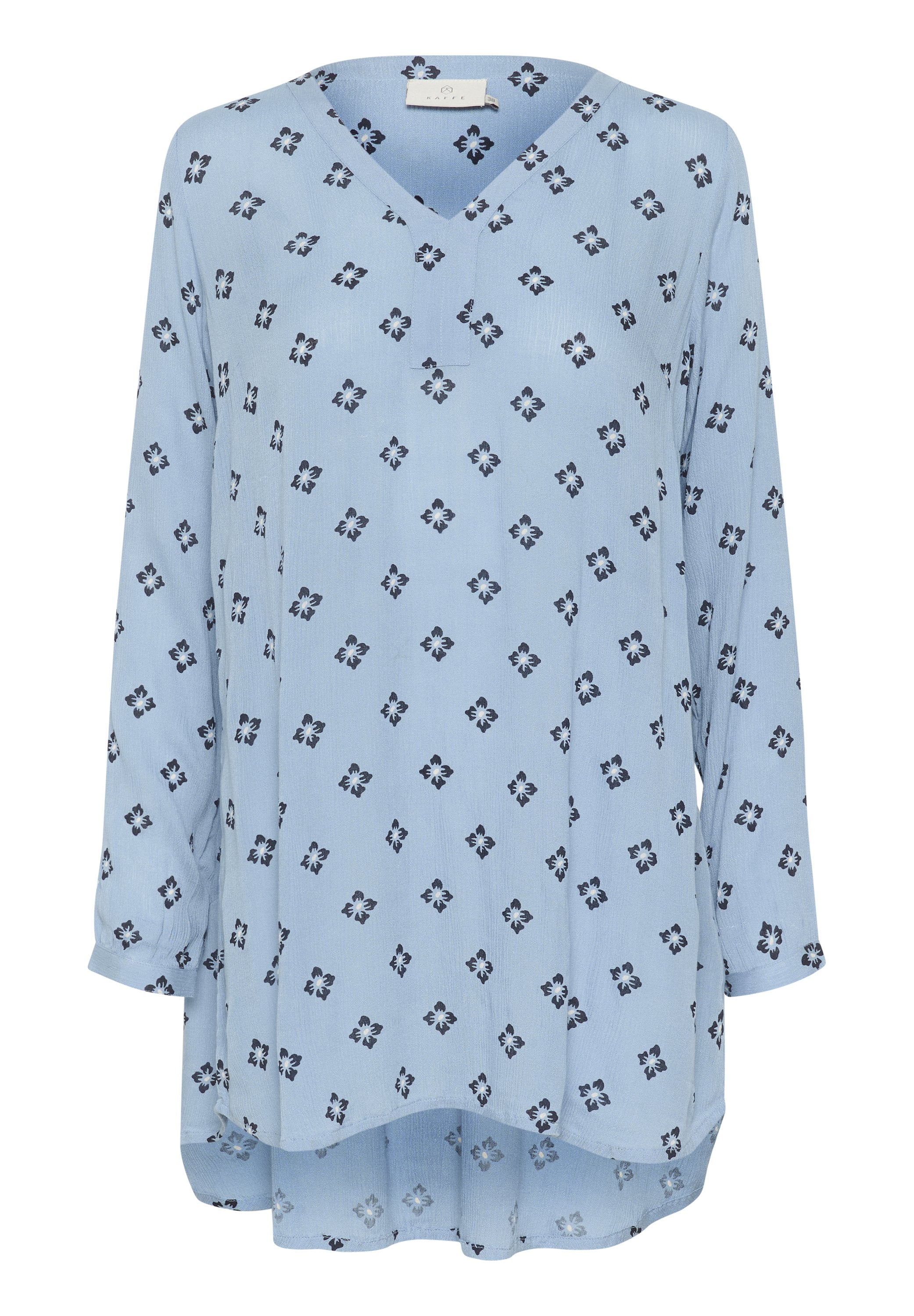 Hellbluse mit V-Ausschnitt, langen Ärmeln und lockerer Passform. Mit einem floralen Muster in Dunkelblau und einem leicht strukturierten Stoff versehen.