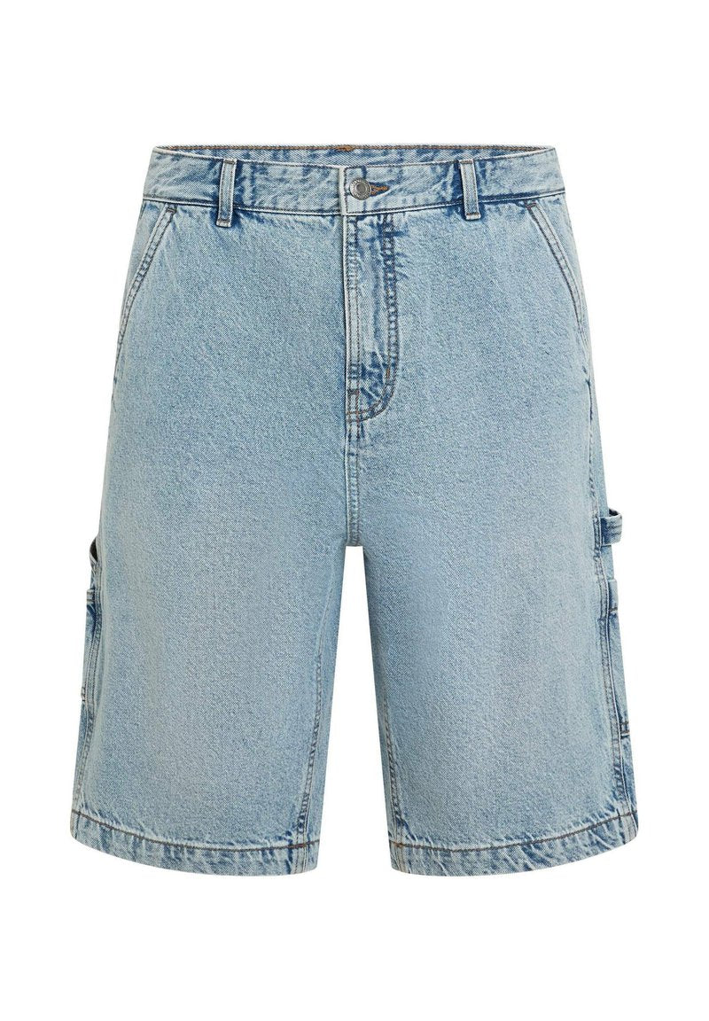 Hellblaue Jeans-Cargoshorts mit lockerem Schnitt, ausgestattet mit zwei Seitentaschen und zwei Cargotaschen, veredelt mit sichtbaren Nähten.