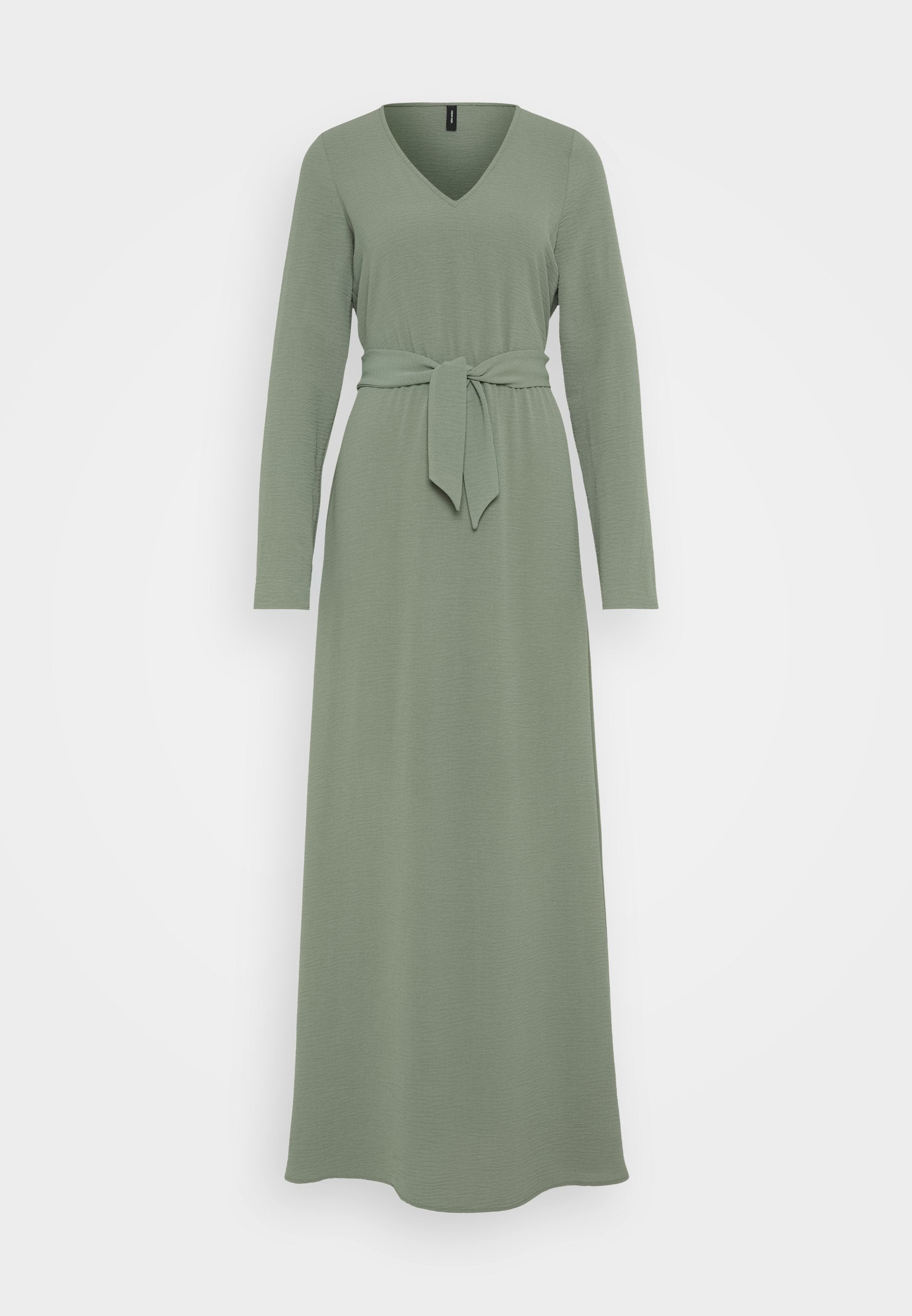 Langes, grünes Kleid aus strukturiertem Stoff, mit V-Ausschnitt, langen Ärmeln und einem gebundenen Gürtel in der Taille. Bodenlanger Schnitt.